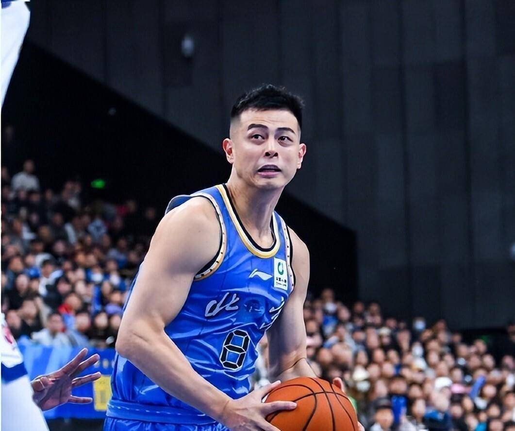 包含广厦男篮刷新队史纪录备战欧篮联多特蒙德围绕德甲手感冰凉，武汉三镇围绕荷甲完成体检瞬间刷屏的词条M6 SPORTS